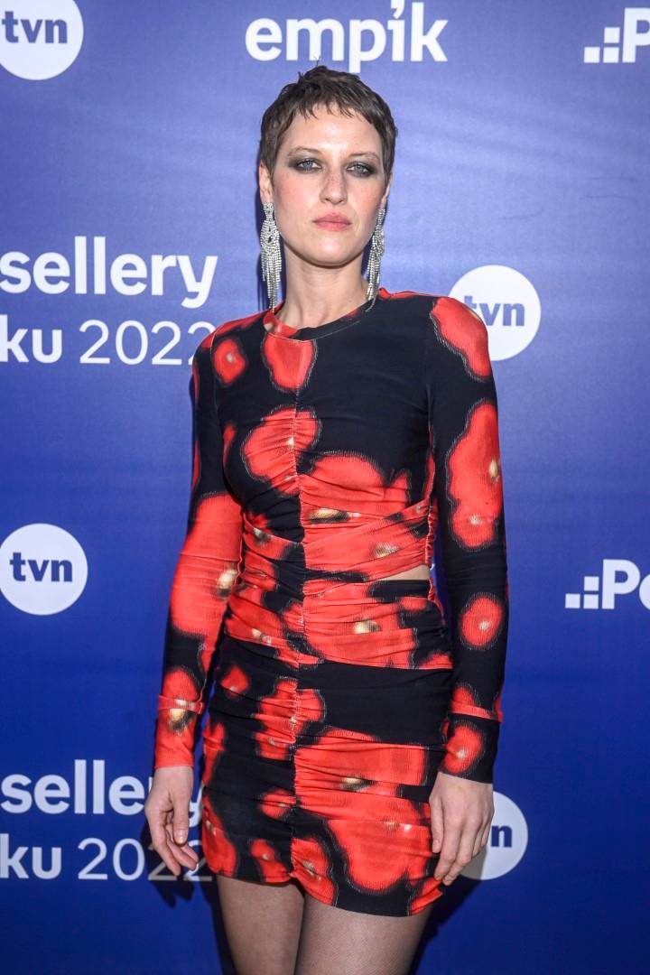 Bestsellery Empiku 2022: Doda świeci nóżką i dekoltem, limonkowa Joanna Opozda, ciężarna Sylwia Przybysz z mężem