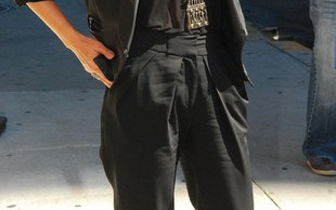 Zakochana Jessica Alba pokazuje ciążowy brzuszek