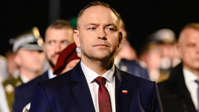 Karol Nawrocki na archiwalnych zdjęciach z dzieciństwa. Tak uczcił Dzień Matki