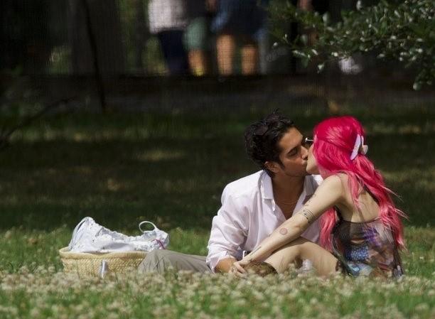 Halsey z ukochanym na pikniku