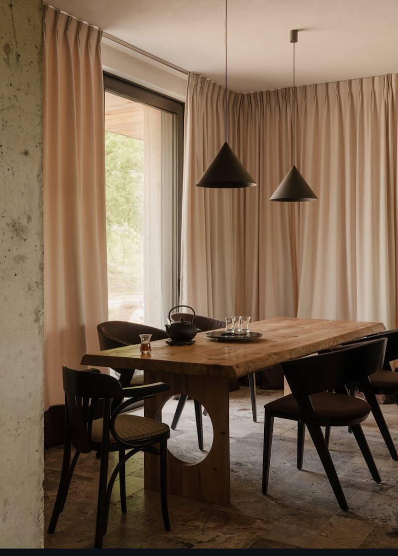 Agnieszka Dygant urządziła dom w lesie. Te okna i surowe wnętrza robią wrażenie! (FOTO)