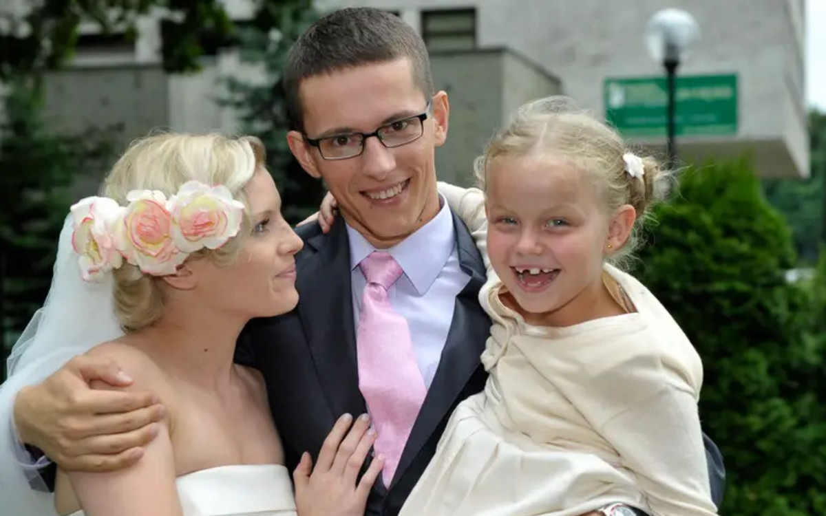 Gwiazdor “Plebanii” po ślubie z ukochaną dokonał coming outu. Zamieszkał za granicą. Jak teraz wygląda?