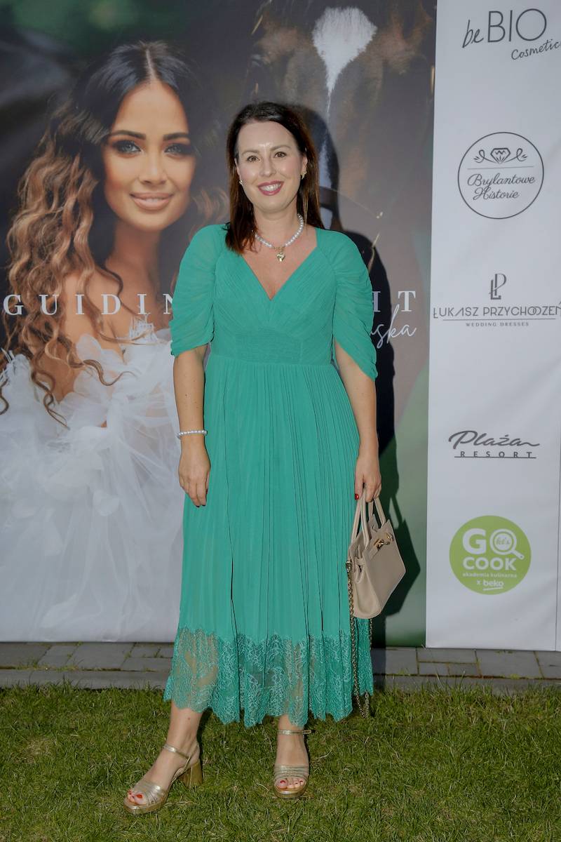 Premiera singla Mrozińskiej. Dawno niewidziany Tomasz Ciachorowski, Kaczorowska pokazała biust i zgrabny brzuch