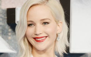 Jennifer Lawrence potyka się na czerwonym dywanie – odc. 8272832