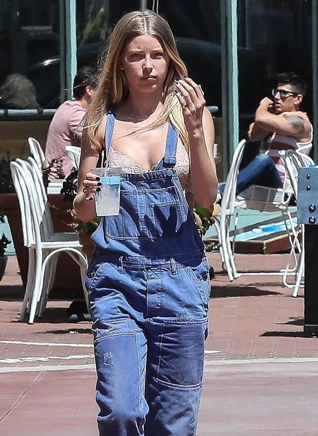 Stanik i ogrodniczki?! Tylko ONA mogła się tak ubrać!