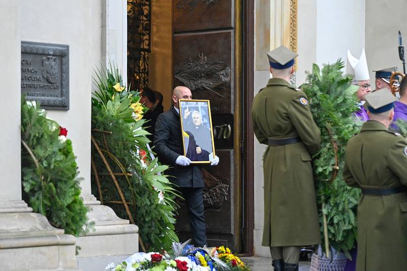 Pogrzeb Lucjana Brychczego. Tłumy piłkarzy i kibiców przyszły pożegnać legendę Legii Warszawa