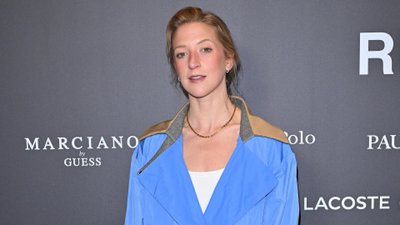 Szczuplutka Lara Gessler bryluje na pokazie z mężem. Patrzymy tylko na jej nogi