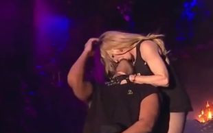 Madonna postanowiła zbadać migdałki Drake’a na scenie