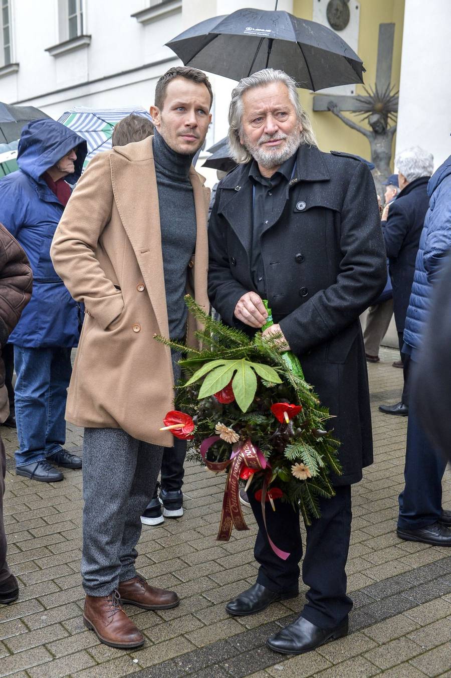 Pogrzeb Jerzego Gruzy – reżysera “Czterdziestolatka”. Banasiuk z ojcem, Olejnik z partnerem, Olbrychski z żoną