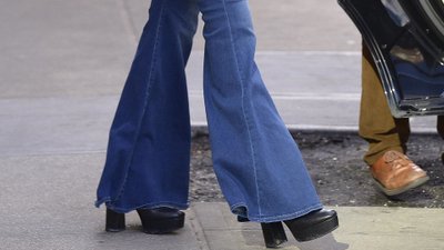 Żona znanego aktora przywraca modę na takie BRZYDKIE spodnie (ZDJĘCIA)