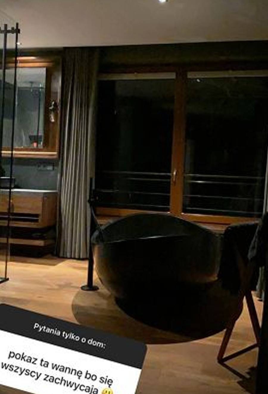 Elegancka łazienka Zofii Zborowskiej z czarną wanną.
