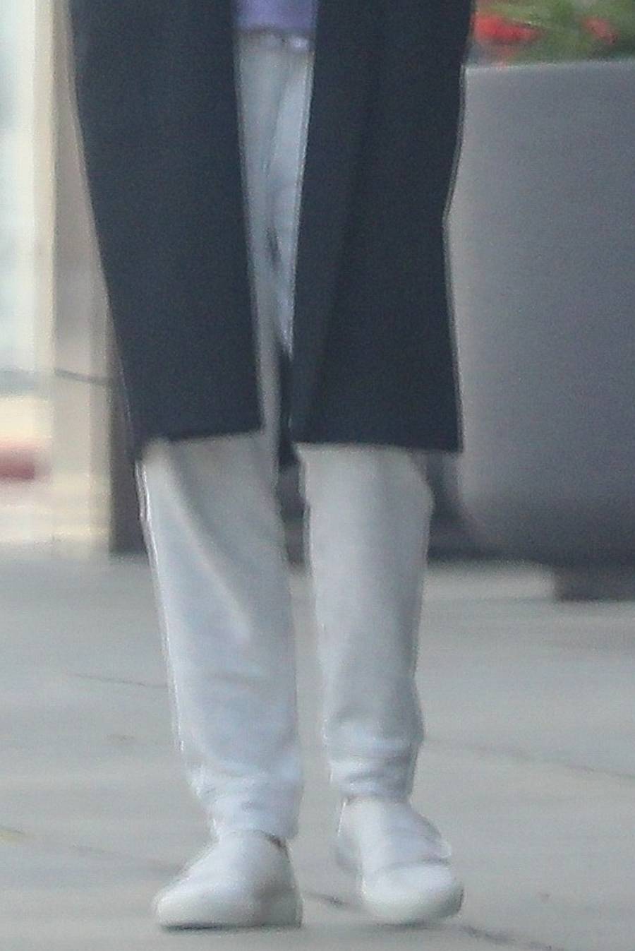 Jennifer Aniston w wyciągniętym dresie.