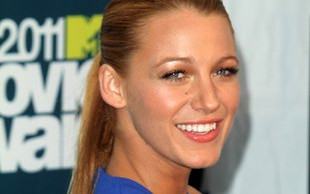 Blake Lively ma idealną pupę i piersi (FOTO)