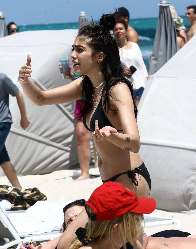 Córka Madonny w bikini na plaży i nie, nie ogoliła włosów pod pachami (ZDJĘCIA)