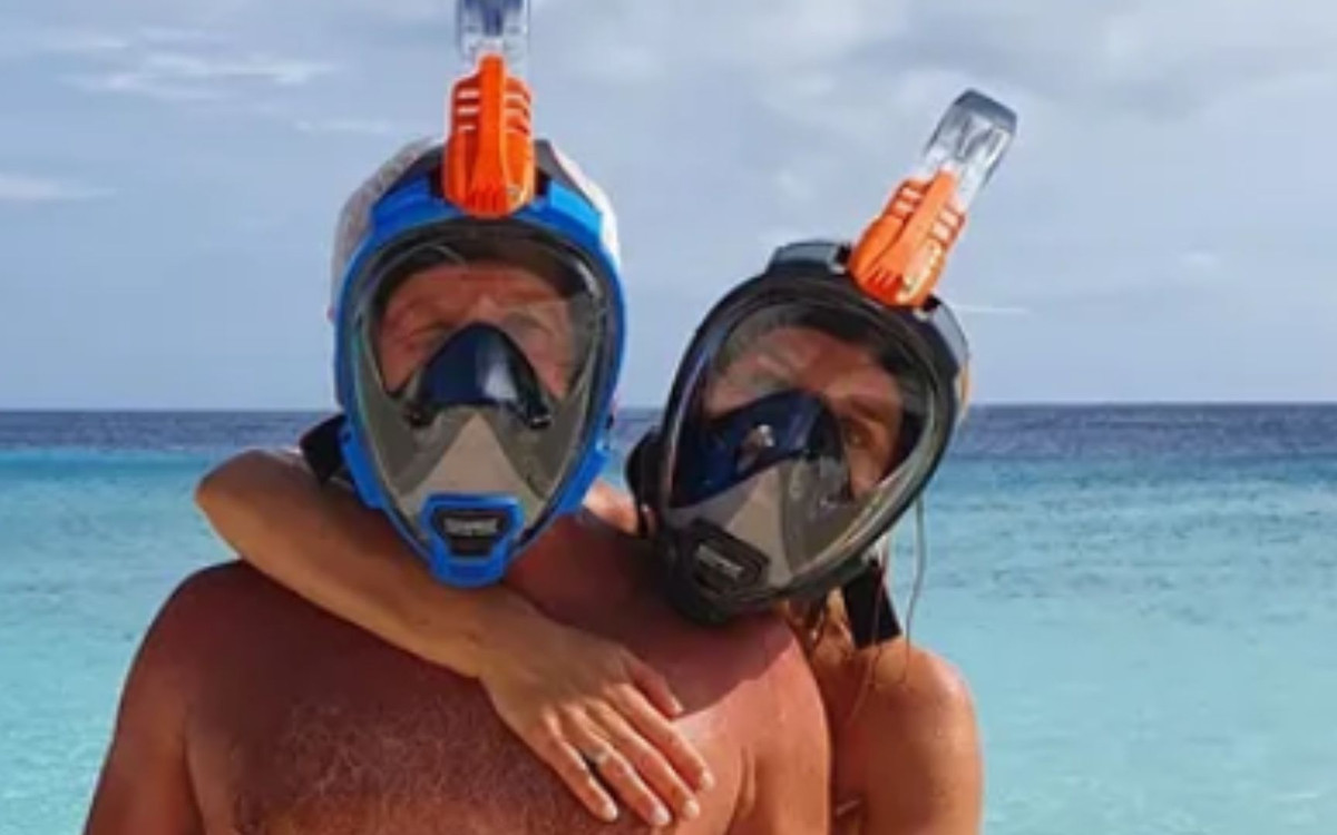 67-letni gwiazdor pokazał się z młodszą o 20 lat żoną na plaży. W komentarzach zawrzało