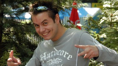 Dawno niewidziany Bartek Wrona pod studiem TVN. Tak teraz wygląda ulubieniec kobiet