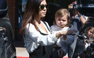 Kourtney Kardashian chwali się figurą (FOTO)