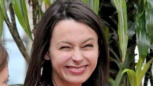 Do sukienki założyła białe trampki (FOTO)