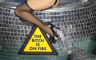 Doda świeci tyłkiem na koncercie (FOTO)