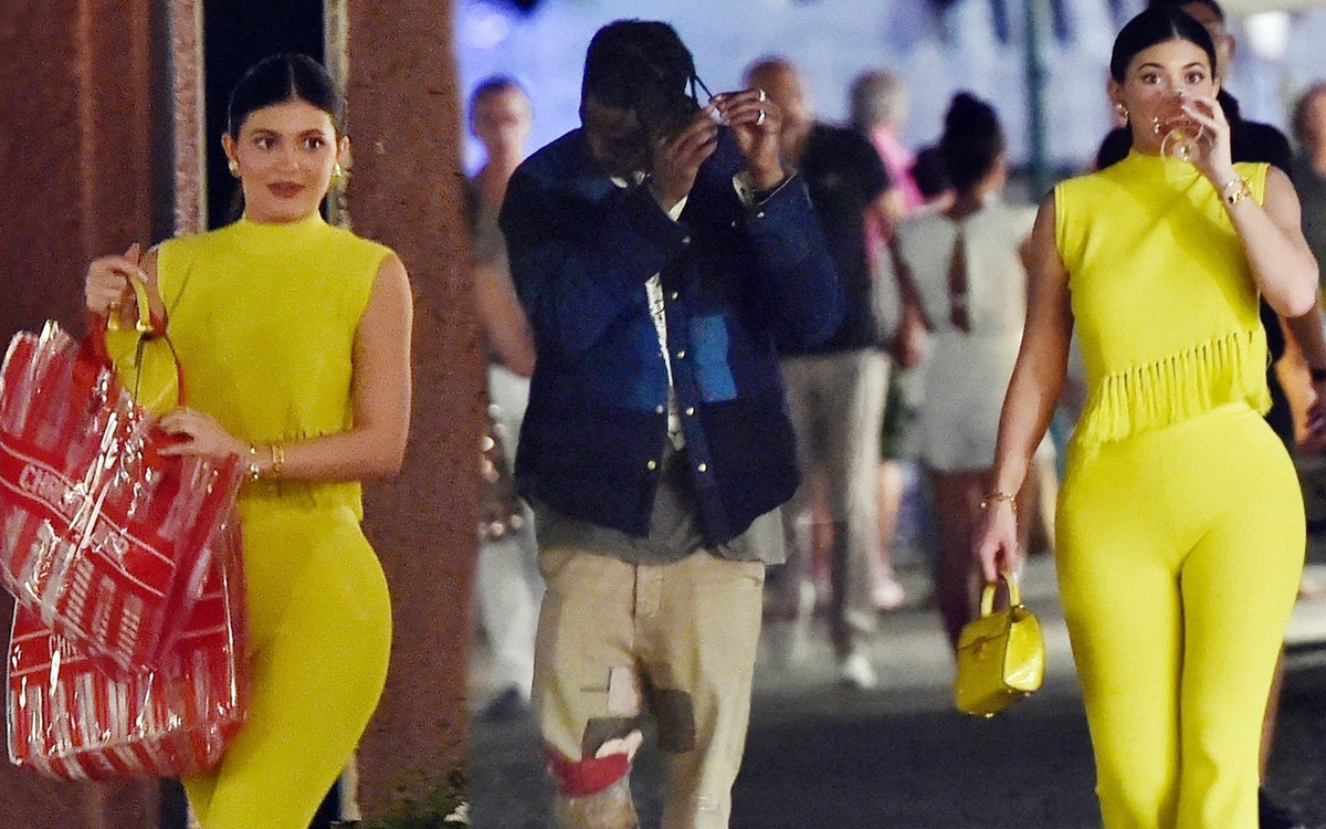 Zakochana Kylie Jenner jak żółty ptak przemierza ulice Positano z Travisem Scottem