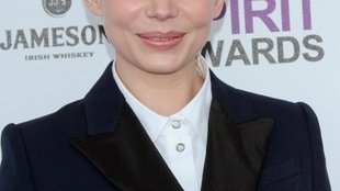 Michelle Williams z książką na czerwonym dywanie? (FOTO)