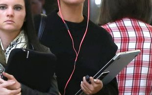 Selena Gomez zmienia styl dla świętego spokoju?