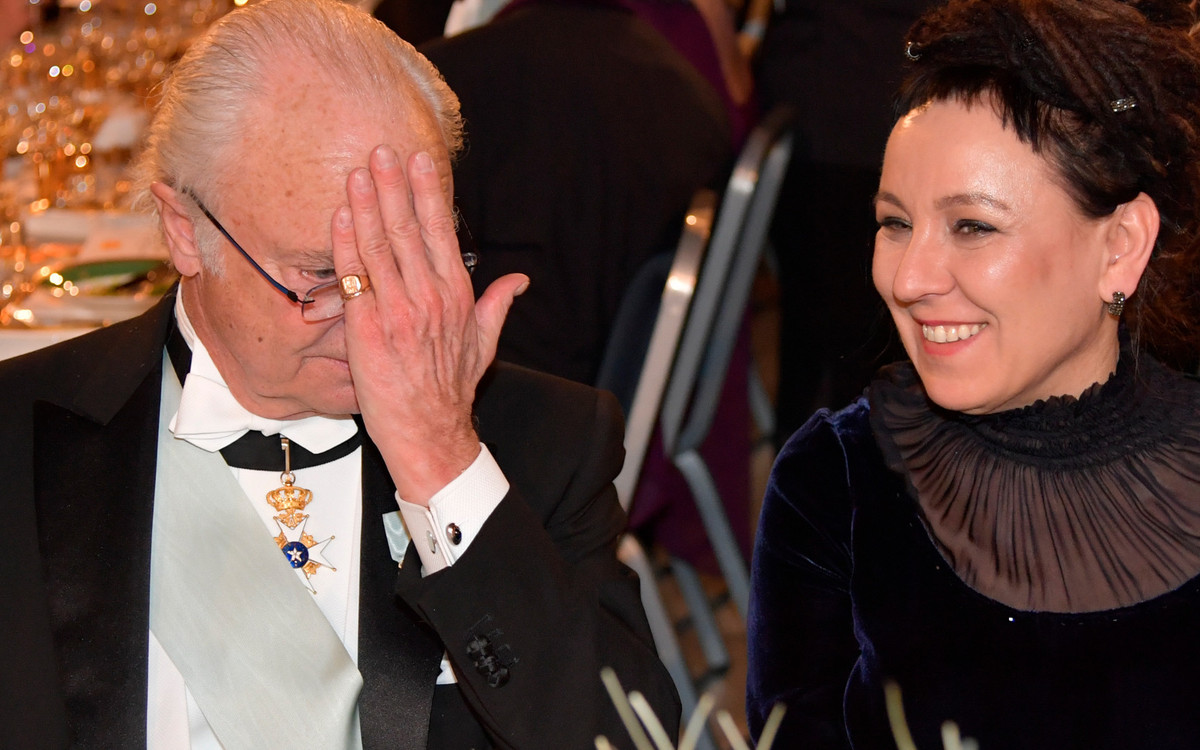 Olga Tokarczuk na bankiecie królewskim. Siedzi koło samego króla Szwecji (ZDJĘCIA)