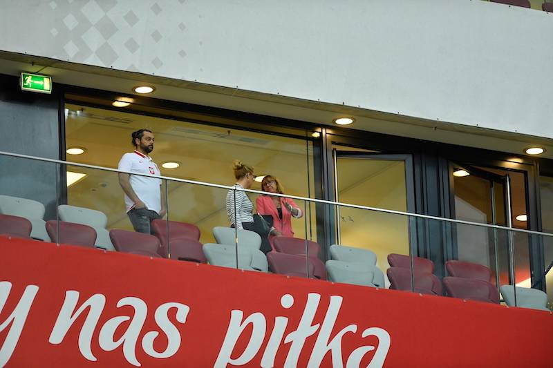 Mecz towarzyski Polska – Ukraina. Anna Lewandowska, Paulina Krupińska, Jan Bednarek z żoną