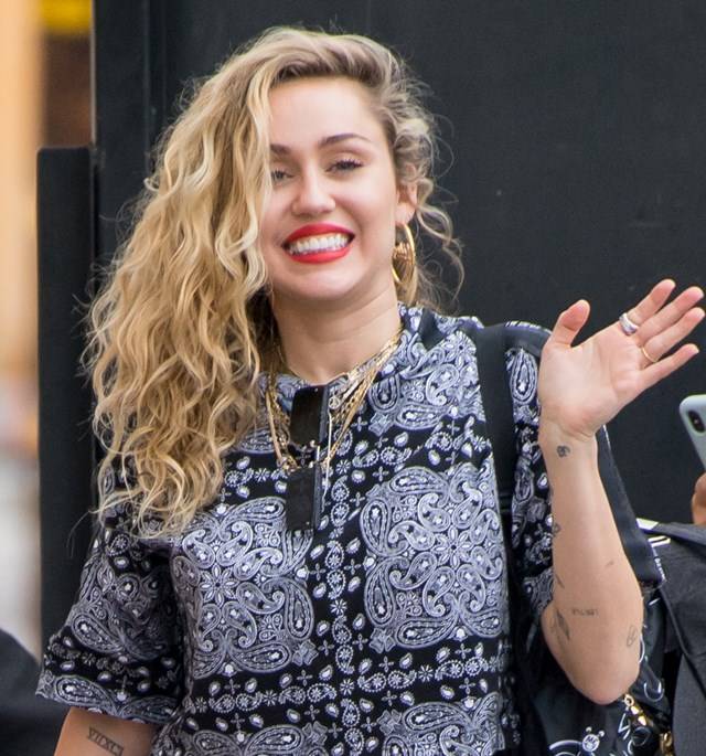 Miley Cyrus jest w ciąży?! Próbowała schować brzuszek