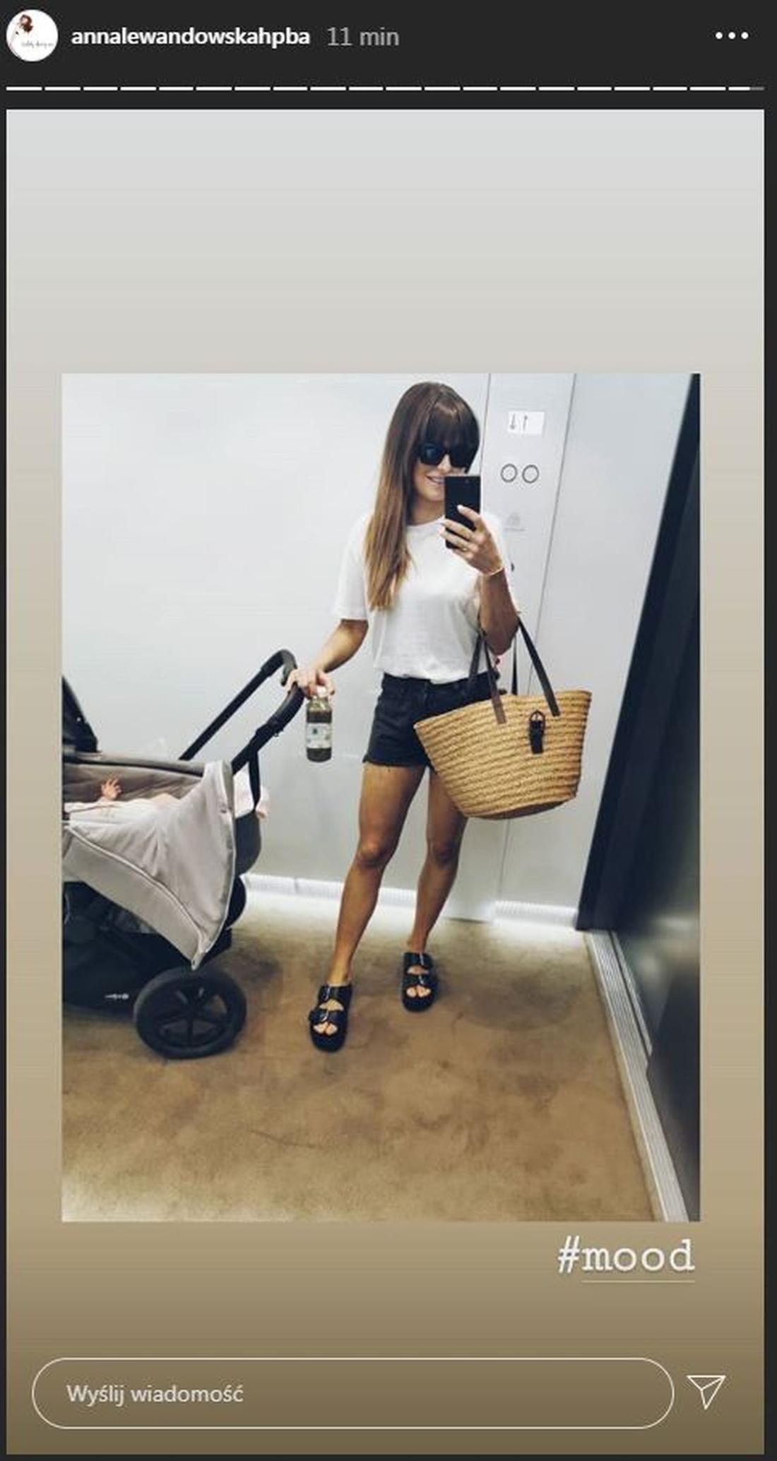 Anna Lewandowska z torebką koszykiem