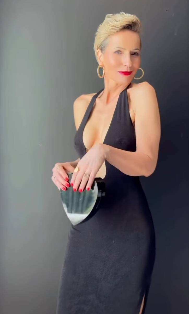 Paulina Smaszcz w sukni z dekoltem do pępka. 52-latka odsłoniła wdzięki w odważnym wideo