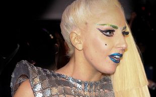 Kogo Lady Gaga uczy rysować?