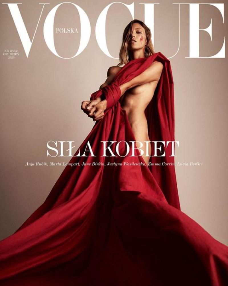 Anja Rubik ze związanymi dłońmi na okładce "Vogue Polska".