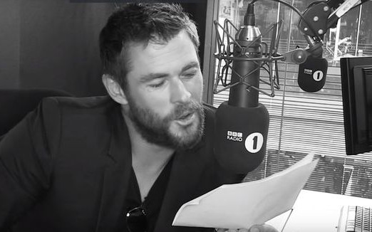Chris Hemsworth czyta tekst Work. Panie mdleją (VIDEO)
