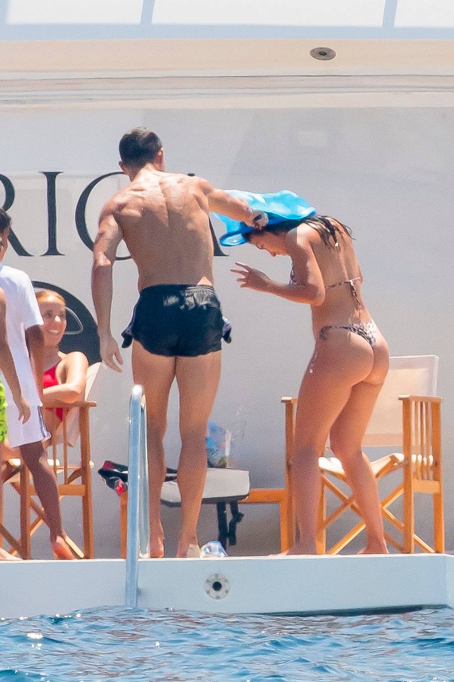 Cristiano Ronaldo na jachcie za 200 tys. dolarów – próbuje wyrzucić syna za burtę (ZDJĘCIA)