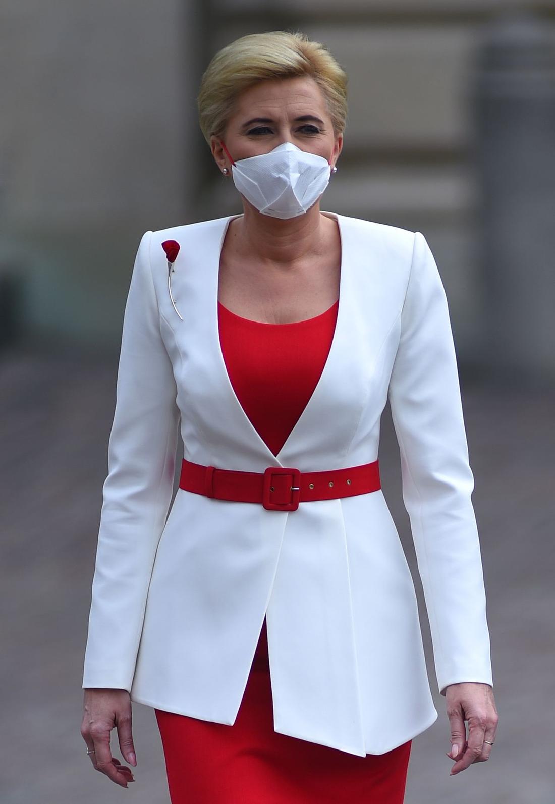 Agata Duda w biało-czerwonym stroju i maseczce w kolorach flagi (ZDJĘCIA)