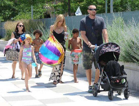 Heidi Klum i Martin Kristen z dziećmi w parku
