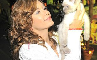 Ania Janocha z kotkiem na salonach (FOTO)