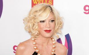 Tori Spelling znowu zasłania brzuch (FOTO)