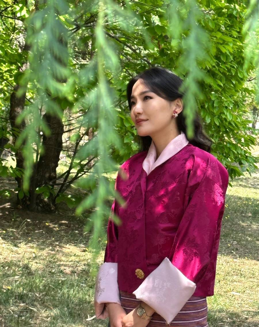 Okrzyknięto ją “najpiękniejszą królową świata” i “księżną Kate Himalajów”. Kim jest Jetsun Pema?