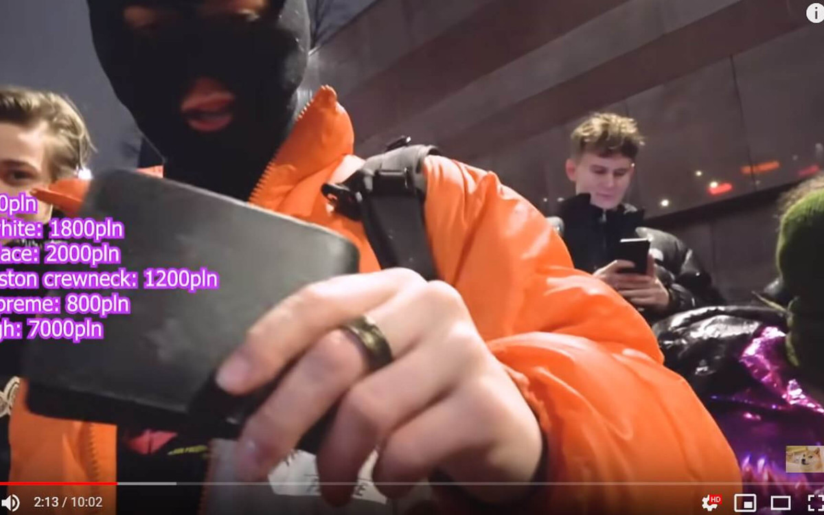 Nastolatkowie szpanują drogimi ubraniami pod centrum handlowym w Warszawie!