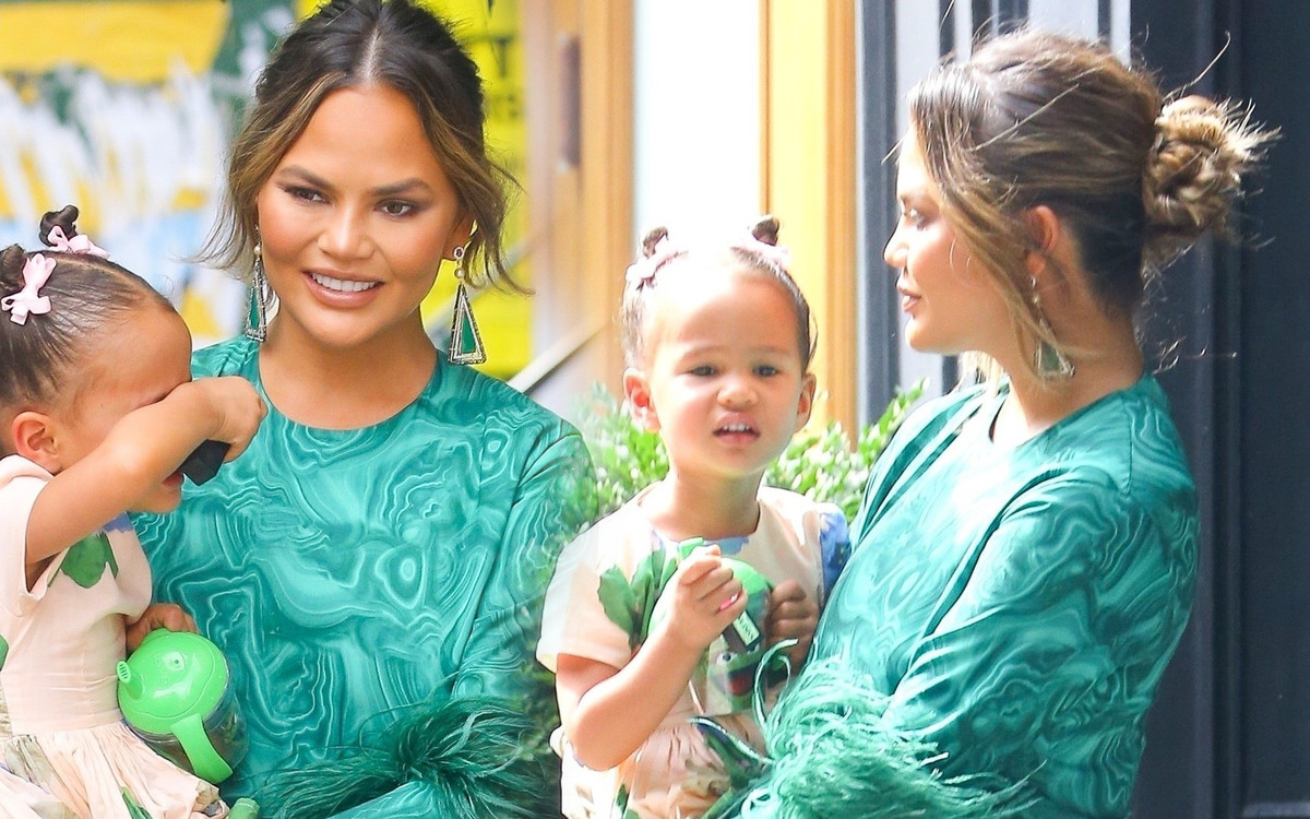 Chrissy Teigen z córką na rękach. TA SUKIENKA sprawia, że jej nogi sięgają do pępka!