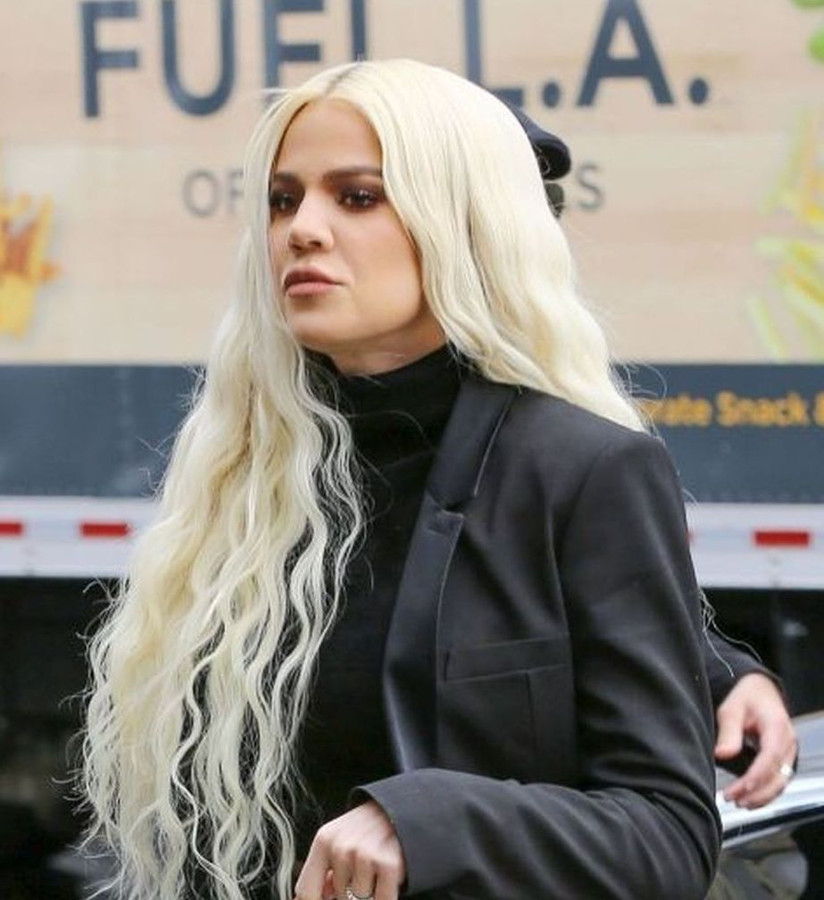 W długich doczepianych lokach