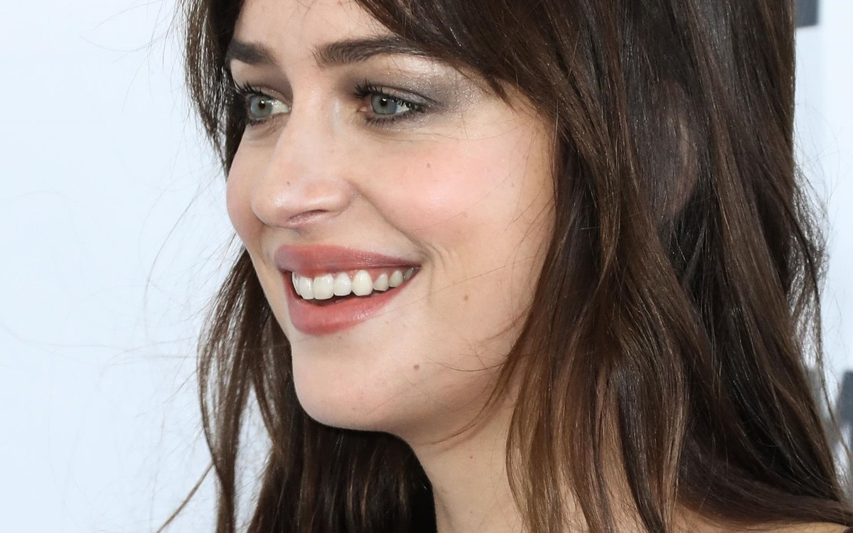 UPS! Dakota Johnson o mały krok od WPADKI na czerwonym dywanie (ZDJĘCIA)