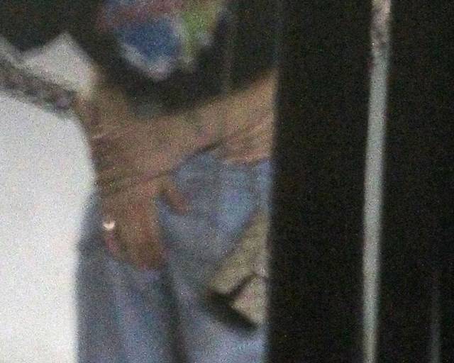 Anwar Hadid całuje się namiętnie z podobizną Kendall Jenner!