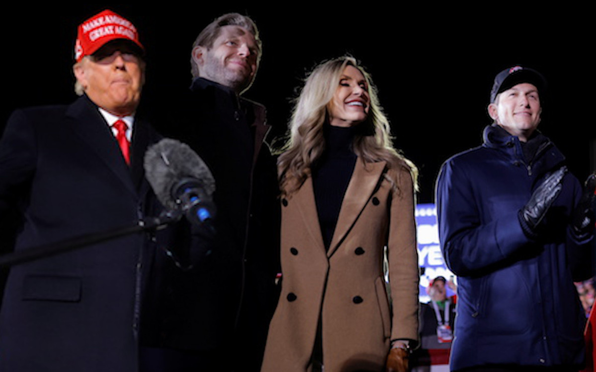 Donald Trump z rodziną dzień przed ciszą wyborczą. Ivanka w pięknym czerwonym płaszczu (ZDJĘCIA)