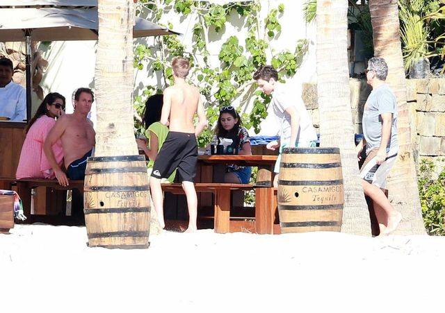 Amal i George Clooney z rodzinką Cindy Crawford na urlopie