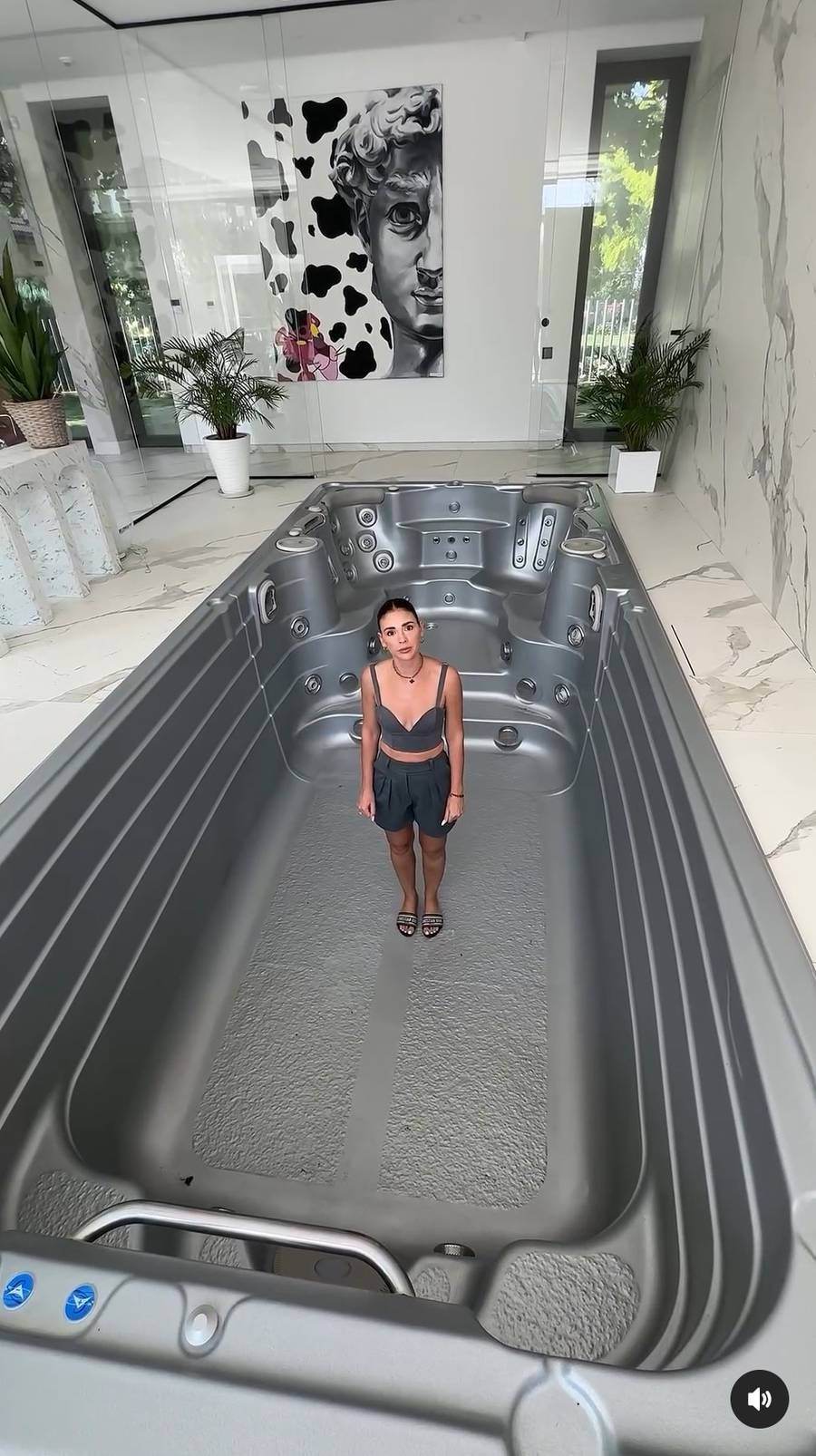 Halejcio oprowadza po CAŁYM domu za 9 mln: “Tu siusiu, tu basen, tu sauna, tu warzywka, tu Lambo” (ZDJĘCIA)