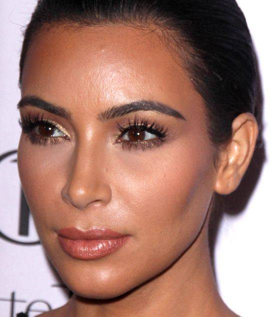 Wędrówka ust po twarzy Kim Kardashian