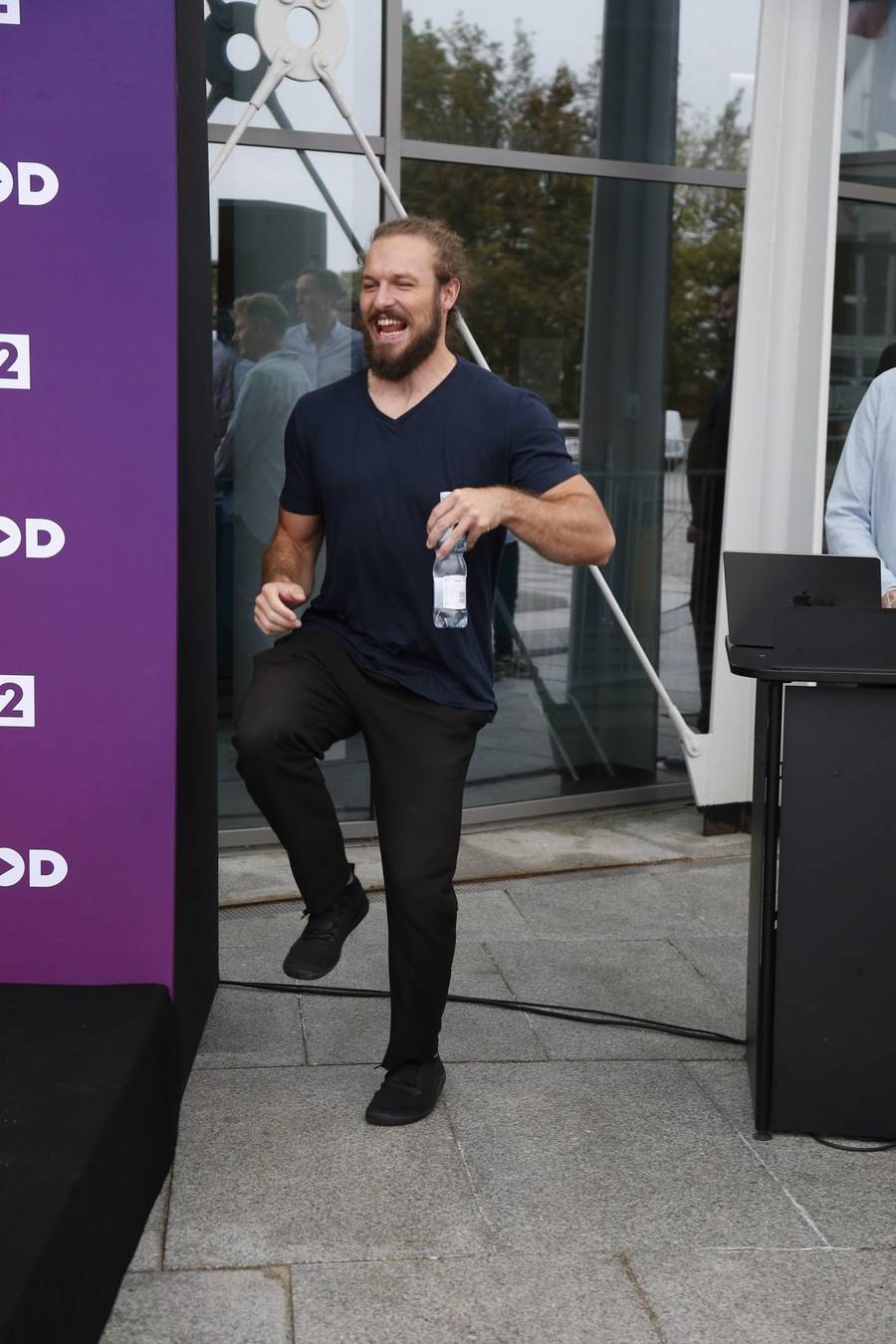 Ogromne emocje na zlocie fanów serialu “Na sygnale”! W uroczym różu Monika Mazur, cały na biało Dariusz Wieteska…